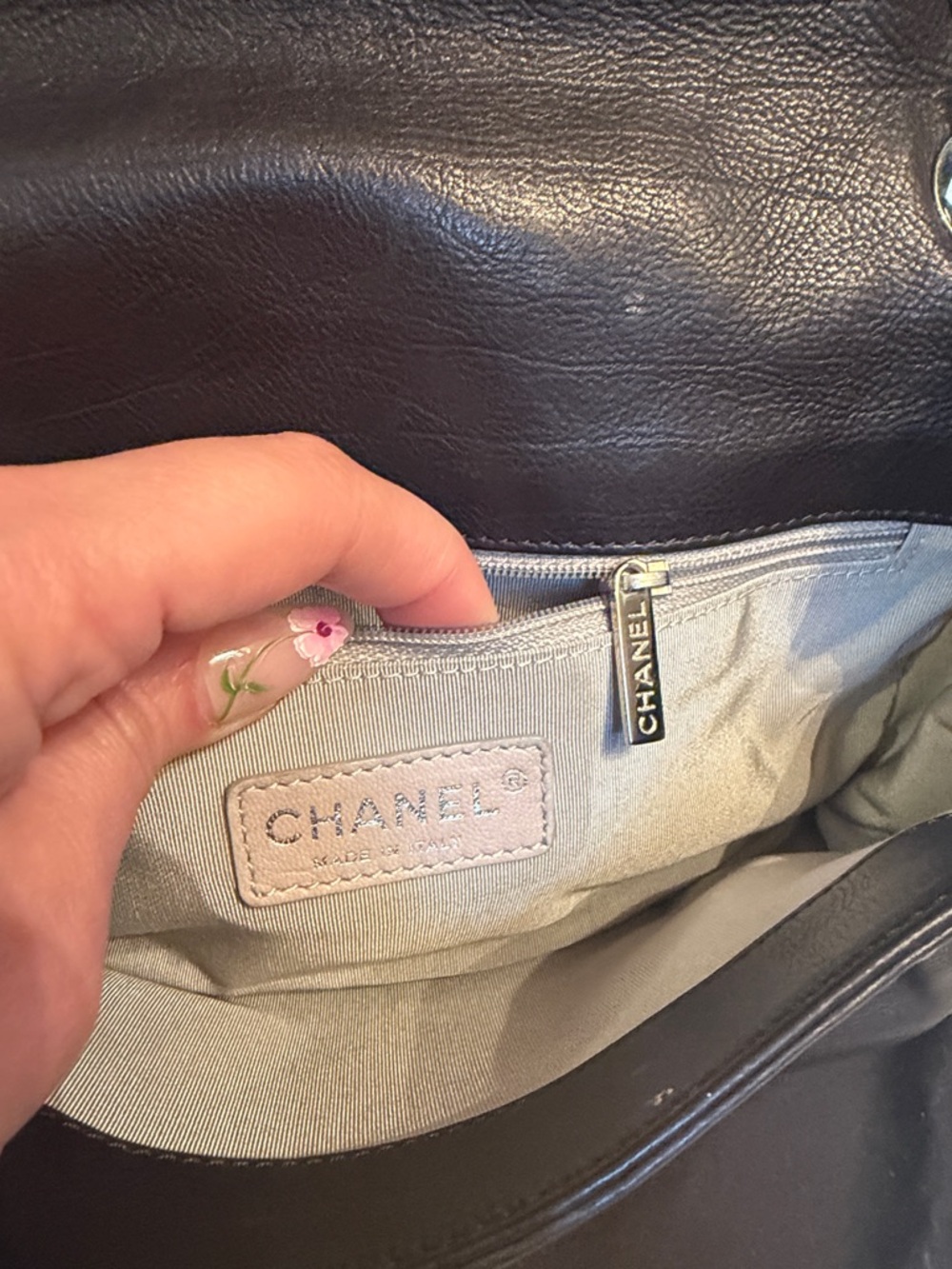 CHANEL Black Quilted Lambskin Flap Bag with Chain Strap CC logo - Picture 9 of 17